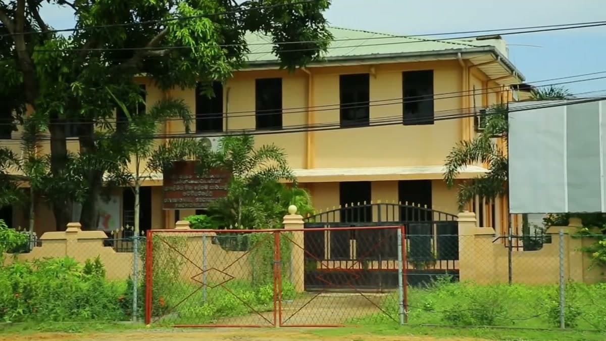 Government building in Pallai with red gate